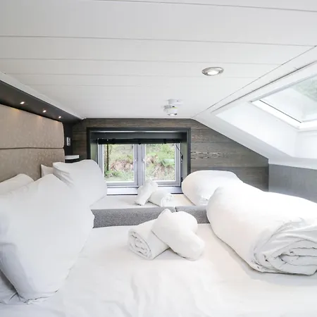 Woof Luxury Family Pod *