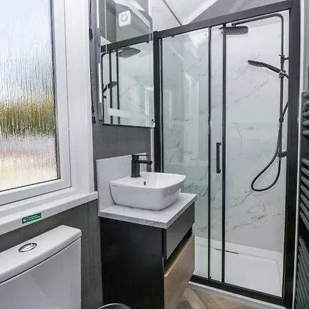 Woof Luxury Family Pod